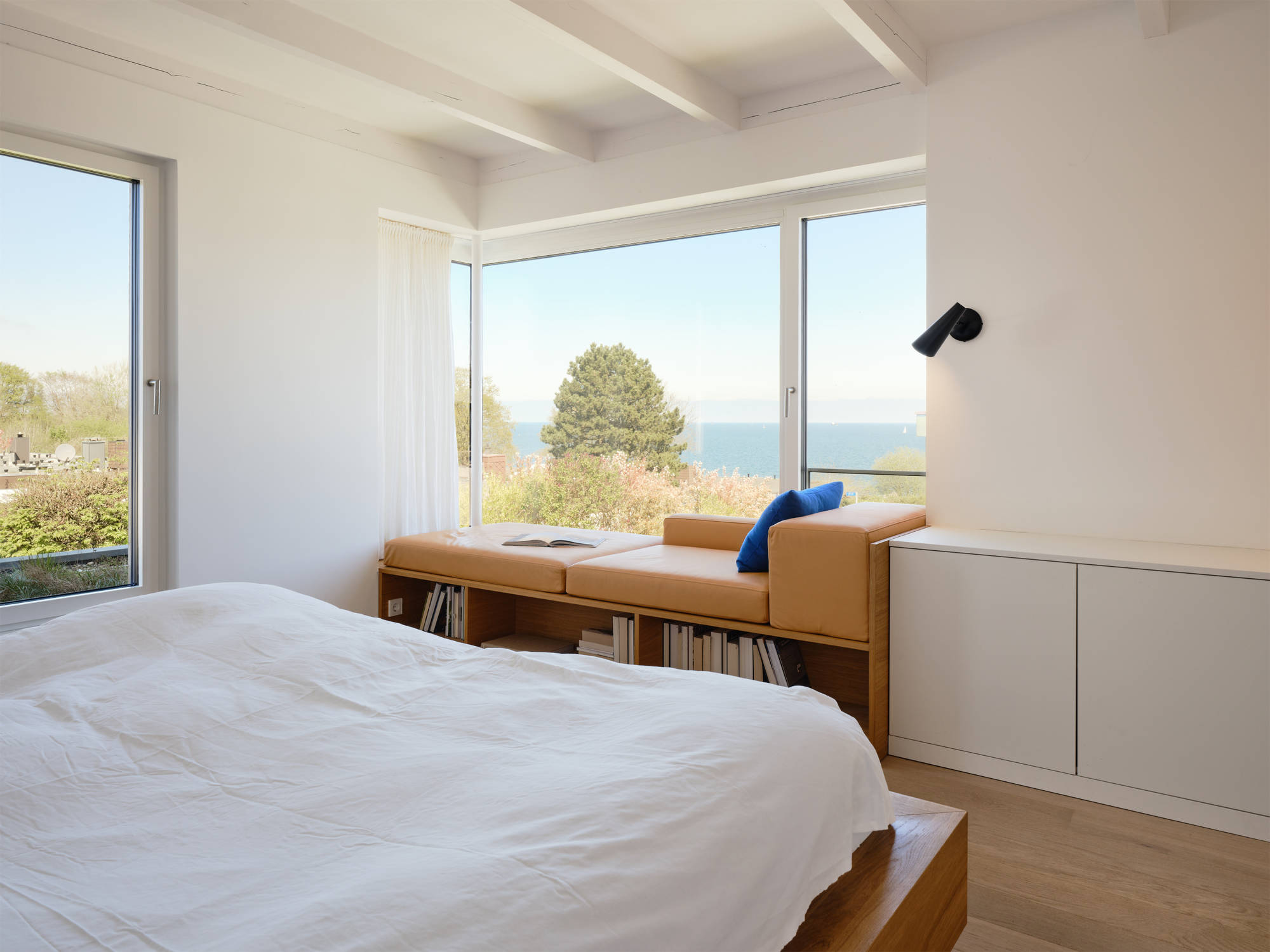 Daybed mit Blick auf das Meer