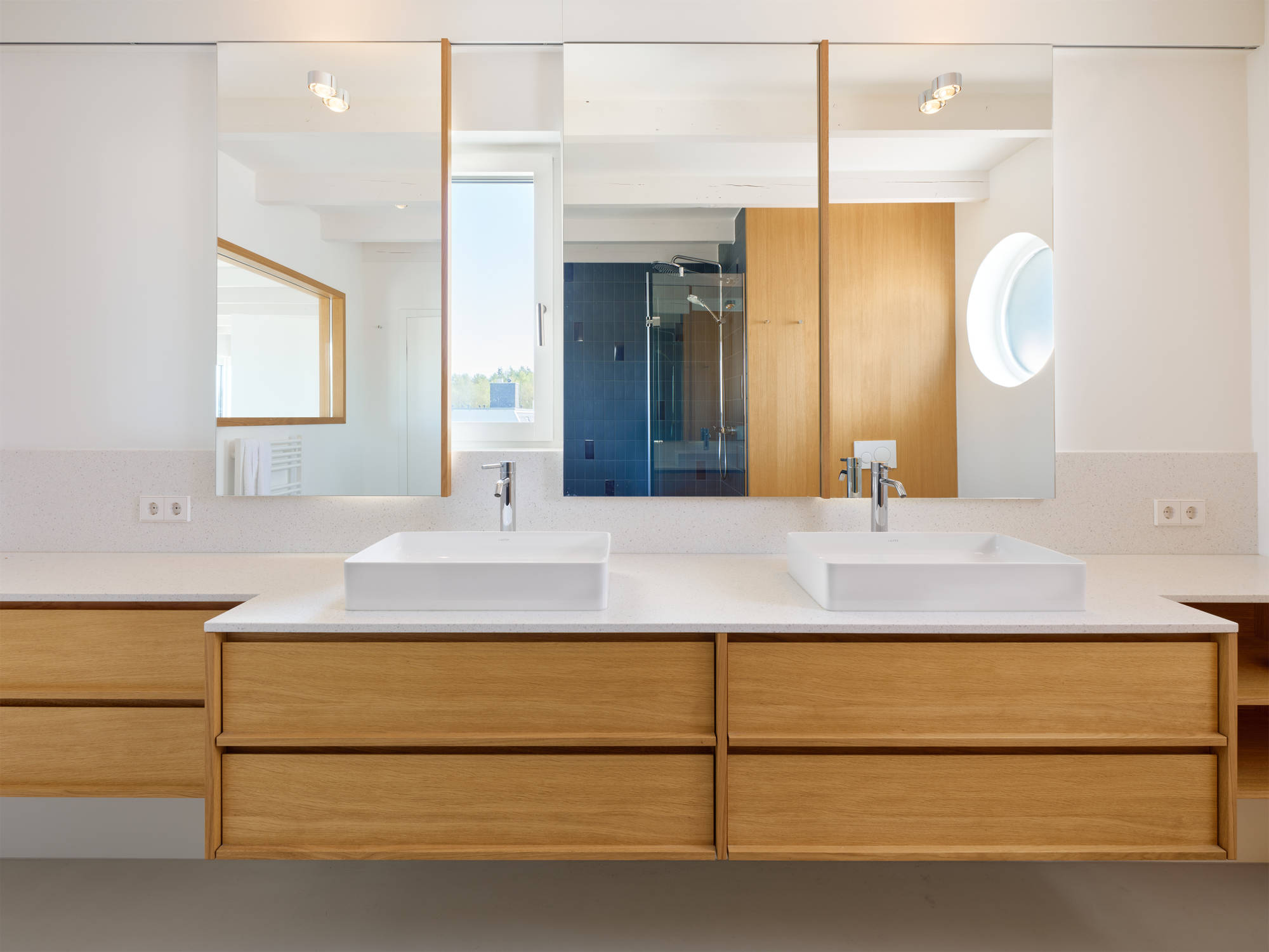 Waschtisch mit verschiebbaren Spiegeln